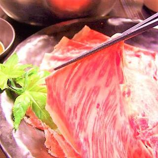 牛肉をしゃぶしゃぶする様子