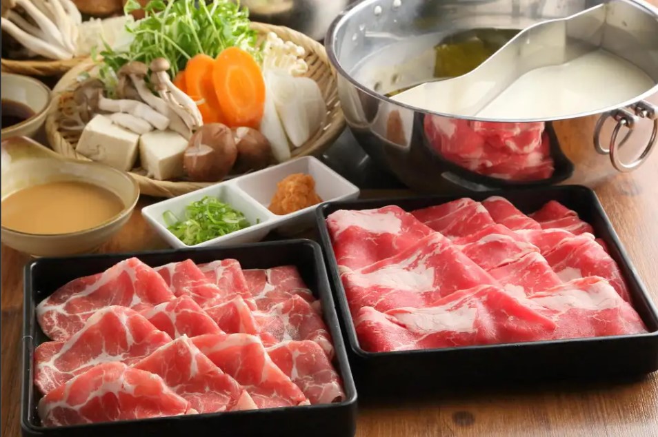 しゃぶしゃぶ用のお肉とお野菜の盛り合わせ（2色鍋）